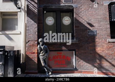 Una vista generale (GV) del Cavern Pub e della statua di John Lennon in Matthew Street a Liverpool, in Gran Bretagna. Immagine scattata il 1 agosto 2024. © Belinda Jiao Foto Stock