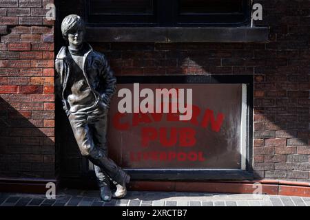 Una vista generale (GV) del Cavern Pub e della statua di John Lennon in Matthew Street a Liverpool, in Gran Bretagna. Immagine scattata il 1 agosto 2024. © Belinda Jiao Foto Stock