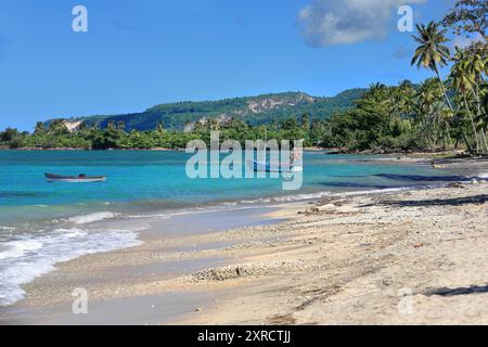 594 Azure, laguna poco profonda di colore blu turchese di Playa Manglito Beach fiancheggiata da mandorli marini e palme, a circa 30 km a est della città. Baracoa-Cuba. Foto Stock