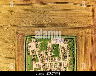 Vista aerea su Øsløs Kirke, Jutland settentrionale, Danimarca Foto Stock