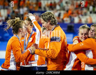 Parigi, Francia. 9 agosto 2024. Le giocatrici olandesi di hockey femminile festeggiano con lo chef de mission Pieter van den Hoogenband dopo la presentazione della medaglia d'oro dopo aver vinto la finale ai Giochi Olimpici. ANP ROBIN VAN LONKHUIJSEN/Alamy Live News Foto Stock