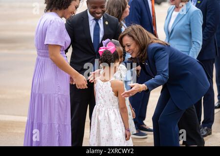 Milwaukee, Wisconsin, Stati Uniti. 23 luglio 2024. Il vicepresidente Kamala Harris saluta il governatore Tony Evers (D-WI), il tenente governatore Sara Rodriguez (D-WI), il segretario di Stato del Wisconsin Sarah Godlewski (D-WI), il direttore esecutivo della contea di Milwaukee David Crowley (D-WI) e la signora Erica Crowley, e il sindaco Cavalier Johnson (D-WI) presso l'aeroporto internazionale Milwaukee Mitchell, martedì 23 luglio 2024, a Milwaukee, Wisconsin. (Foto di Lawrence Jackson) (immagine di credito: © White House/ZUMA Press Wire) SOLO PER USO EDITORIALE! Non per USO commerciale! Foto Stock