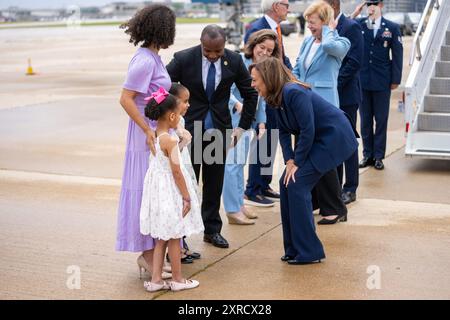 Milwaukee, Wisconsin, Stati Uniti. 23 luglio 2024. Il vicepresidente Kamala Harris saluta il governatore Tony Evers (D-WI), il tenente governatore Sara Rodriguez (D-WI), il segretario di Stato del Wisconsin Sarah Godlewski (D-WI), il direttore esecutivo della contea di Milwaukee David Crowley (D-WI) e la signora Erica Crowley, e il sindaco Cavalier Johnson (D-WI) presso l'aeroporto internazionale Milwaukee Mitchell, martedì 23 luglio 2024, a Milwaukee, Wisconsin. (Foto di Lawrence Jackson) (immagine di credito: © White House/ZUMA Press Wire) SOLO PER USO EDITORIALE! Non per USO commerciale! Foto Stock