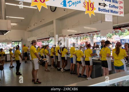 Falcon Heights, Minnesota. Adolescenti che lavorano alla Sweet Martha's producendo e vendendo biscotti ai clienti alla fiera dello stato del Minnesota. Foto Stock