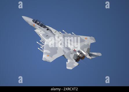 Boeing F-15QA Ababil durante l'esibizione pratica al Royal International Air Tattoo 2024 Foto Stock