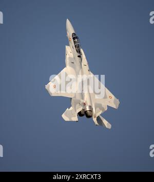 Boeing F-15QA Ababil durante l'esibizione pratica al Royal International Air Tattoo 2024 Foto Stock