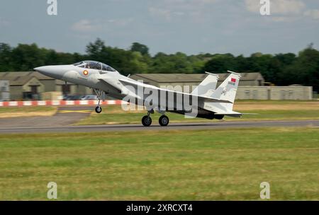 Boeing F-15QA Ababil durante l'esibizione pratica al Royal International Air Tattoo 2024 Foto Stock