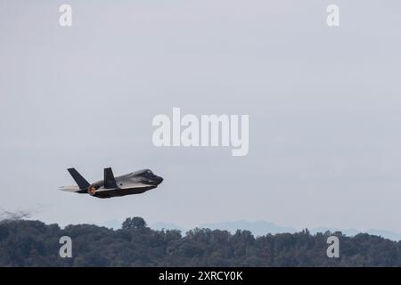 Il maggiore Craig Norris, un pilota del Marine Fighter Attack Training Squadron 502, Marine Aircraft Group 11, 3rd Marine Aircraft Wing, decolla su un F-35B Lightning II per un volo dimostrativo come parte della Seattle Seafair Fleet Week a Seattle, 2 agosto 2024. La Marina degli Stati Uniti, la Guardia Costiera e i Marines sono stati coinvolti in Seafair in qualche modo da quando il festival è iniziato 75 anni fa. L'evento annuale offre ai membri del servizio l'opportunità di interagire con il popolo americano e promuove il team Navy-Marine Corps come forza di spedizione della nazione pronta. Norris è nativo di Foto Stock