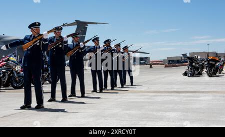 La Travis Air Force base Honor Guard eseguì un saluto di 21 cannoni durante un servizio commemorativo a Travis AFB, California, 7 agosto 2024. La Guardia d'Onore è pronta a sostenere funerali militari o eventi della comunità che coinvolgono presentazioni della bandiera americana. (Foto U.S. Air Force di Kenneth Abbate) Foto Stock