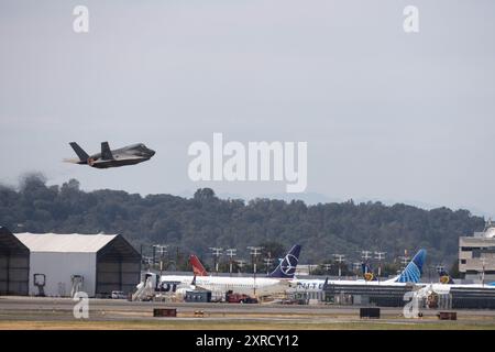 Il maggiore Craig Norris, un pilota del Marine Fighter Attack Training Squadron 502, Marine Aircraft Group 11, 3rd Marine Aircraft Wing, decolla su un F-35B Lightning II per un volo dimostrativo come parte della Seattle Seafair Fleet Week a Seattle, 2 agosto 2024. La Marina degli Stati Uniti, la Guardia Costiera e i Marines sono stati coinvolti in Seafair in qualche modo da quando il festival è iniziato 75 anni fa. L'evento annuale offre ai membri del servizio l'opportunità di interagire con il popolo americano e promuove il team Navy-Marine Corps come forza di spedizione della nazione pronta. Norris è nativo di Foto Stock