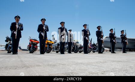 Travis Air Force base Honor Guard rende onore militare durante un servizio commemorativo a Travis AFB, California, 7 agosto 2024. La Guardia d'Onore è pronta a sostenere funerali militari o eventi della comunità che coinvolgono presentazioni della bandiera americana. (Foto U.S. Air Force di Kenneth Abbate) Foto Stock