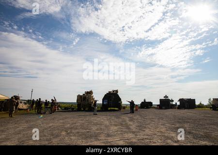Soldati della 10th Mountain Division e U. I partner industriali del Centro armamenti del comando di sviluppo si preparano a eseguire l'operazione Hard Kill, 8 agosto 2024, a Fort Drum, New York. L'operazione Hard Kill consente alla 10th Mountain Division e allo U.S. Army Development Command Armaments Center di lavorare insieme per sviluppare un sistema collaborativo per facilitare l'addestramento del sistema aereo contro-senza equipaggio a Fort Drum. (Foto U.S. Army di SPC. Kade M. Bowers) Foto Stock