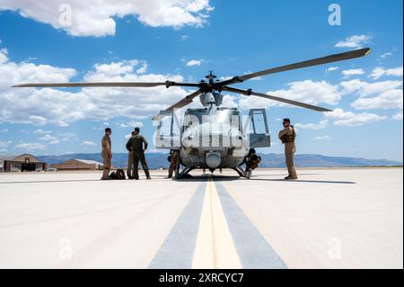 Un elicottero Bell UH-1Y Venom del Marine Light Attack Helicopter Squadron 267 si prepara a decollare alla Holloman Air Force base, New Mexico, il 16 luglio 2024. I Marines dell'HMLA-267 e del VMM-364 hanno visitato il 6th Attack Squadron per esplorare l'integrazione dei loro ruoli di supporto aereo ravvicinato con le capacità di coinvolgimento di precisione del mq-9 Reaper per le operazioni future. (Foto dell'aeronautica militare statunitense di Isaiah Pedrazzini) Foto Stock