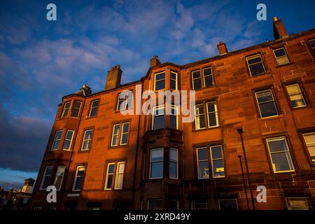 Edimburgo, Scozia, Regno Unito. 30 giugno 2024. Luce serale su appartamenti in arenaria rossa a Bruntsfield. (Credit Image: © Ruaridh Stewart/ZUMA Press Wire) SOLO PER USO EDITORIALE! Non per USO commerciale! Foto Stock