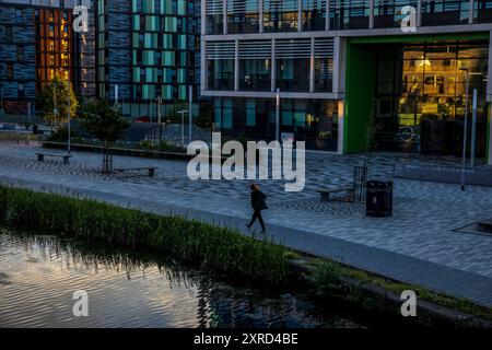 Edimburgo, Scozia, Regno Unito. 30 giugno 2024. Luce serale su Union Canal e la nuova scuola superiore Boroughmuir. L'Union Canal è uno splendido canale navigabile che si estende per circa 31 km tra il bacino di Lothian Road di Edimburgo e la ruota di Falkirk. (Credit Image: © Ruaridh Stewart/ZUMA Press Wire) SOLO PER USO EDITORIALE! Non per USO commerciale! Foto Stock