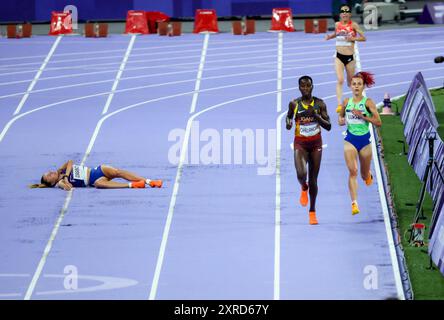 Parigi, Ile de France, Francia. 9 agosto 2024. ALESSIA ZARBO (fra) si trova in pista mentre le atlete la passano durante la finale femminile di 000 m allo Stade de France durante le Olimpiadi di Parigi del 2024. (Credit Image: © Paul Kitagaki Jr./ZUMA Press Wire/Alamy Live News) SOLO PER USO EDITORIALE! Non per USO commerciale! Foto Stock