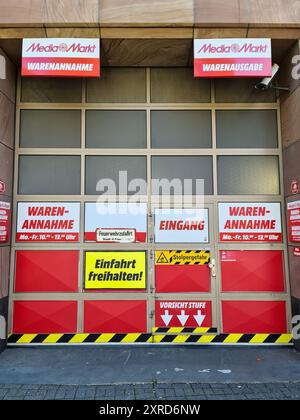 Colonia, Germania - 8 agosto 2024: L'ingresso al negozio di elettronica di consumo MediaMarkt con numerosi cartelli Foto Stock