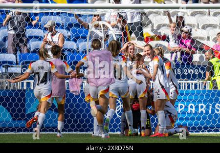 Lione, Francia. 9 agosto 2024. Le giocatrici di Germania celebrano dopo la medaglia di bronzo femminile di calcio tra Spagna e Germania ai Giochi Olimpici di Parigi 2024 a Lione, in Francia, 9 agosto 2024. Crediti: Sun Fei/Xinhua/Alamy Live News Foto Stock