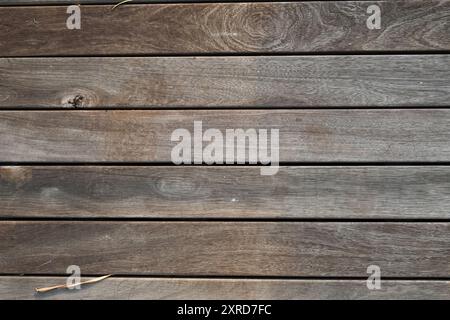 Pavimento in legno accanto alla piscina Foto Stock