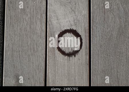 Macchie d'acqua di vetro su pavimenti in legno Foto Stock