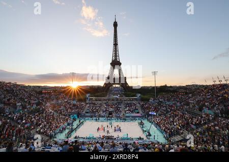 Parigi, Francia. 9 agosto 2024. Foto scattata il 9 agosto 2024 mostra la cerimonia d'ingresso prima della partita di medaglia di bronzo femminile di Beach volley tra la Svizzera Tanja Hueberli/Nina Brunner e Mariafe Artacho del Solar/Taliqua Clancy dell'Australia ai Giochi Olimpici di Parigi 2024 a Parigi, Francia. Crediti: Huang Zongzhi/Xinhua/Alamy Live News Foto Stock