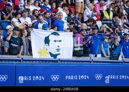 Parigi, Francia. 9 agosto 2024. Olimpiadi, ultima partita di calcio maschile tra le squadre nazionali spagnola e francese allo stadio Parc des Princes. Sostenitori francesi. © ABEL F. ROS/Alamy Live News Foto Stock