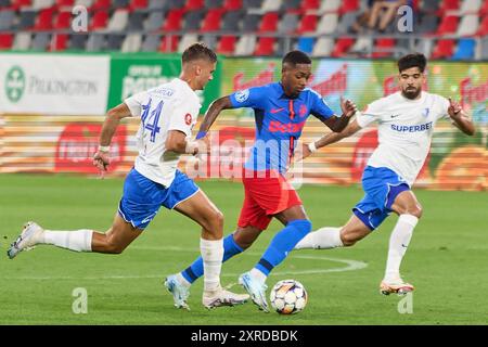 Bucarest, Romania. 9 agosto 2024: Luis Phelipe (C) della FCSB attacca con la palla durante la partita di calcio tra FCSB e FCV Farul Constanta nel 5° round della Superliga, la prima lega del campionato rumeno 2024-2025, allo Stadio Steaua, a Bucarest. Crediti: Lucian Alecu/Alamy Live News Foto Stock