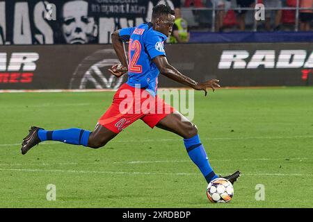 Bucarest, Romania. 9 agosto 2024: Baba Alhassan della FCSB attacca con la palla durante la partita di calcio tra FCSB e FCV Farul Constanta nel 5° turno della Superliga, la prima lega del campionato rumeno 2024-2025, allo Stadio Steaua, a Bucarest. Crediti: Lucian Alecu/Alamy Live News Foto Stock