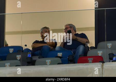 Bucarest, Romania. 9 agosto 2024: Mircea Lucescu, capo allenatore della nazionale rumena di calcio, e Mihai Stoichita, direttore tecnico della Federazione calcistica rumena (FRF), guarda dagli stand durante la partita di calcio tra FCSB e FCV Farul Constanta nel 5 ° round della Superliga, la prima lega del campionato rumeno 2024-2025, allo Stadio Steaua, a Bucarest. Crediti: Lucian Alecu/Alamy Live News Foto Stock