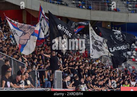 Bucarest, Romania. 9 agosto 2024: I tifosi della FCSB sventolano le bandiere durante la partita di calcio tra FCSB e FCV Farul Constanta nel 5° turno della Superliga, la prima lega del campionato rumeno 2024-2025, allo Stadio Steaua, a Bucarest. Crediti: Lucian Alecu/Alamy Live News Foto Stock