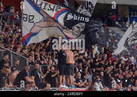 Bucarest, Romania. 9 agosto 2024: I tifosi della FCSB sventolano le bandiere durante la partita di calcio tra FCSB e FCV Farul Constanta nel 5° turno della Superliga, la prima lega del campionato rumeno 2024-2025, allo Stadio Steaua, a Bucarest. Crediti: Lucian Alecu/Alamy Live News Foto Stock