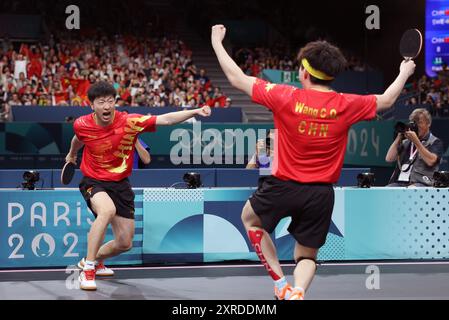 Pechino, Francia. 9 agosto 2024. Ma Long (L)/Wang Chuqin della Cina reagiscono mentre gareggiano contro Anton Kallberg/Kristian Karlsson della Svezia durante la medaglia d'oro a squadre maschile di ping-pong tra Cina e Svezia ai Giochi Olimpici di Parigi del 2024 a Parigi, in Francia, il 9 agosto 2024. Crediti: Liu Xu/Xinhua/Alamy Live News Foto Stock