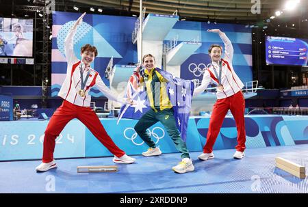 Pechino, Francia. 9 agosto 2024. La medaglia d'oro Chen Yiwen (L) della Cina, la medaglia d'argento Maddison Keeney (C) dell'Australia e la medaglia di bronzo Chang Yani della Cina posano per le foto dopo la cerimonia di premiazione della finale di trampolino di 3 m femminile di immersione ai Giochi Olimpici di Parigi 2024 a Saint-Denis, Francia, 9 agosto 2024. Crediti: Zhang Yuwei/Xinhua/Alamy Live News Foto Stock