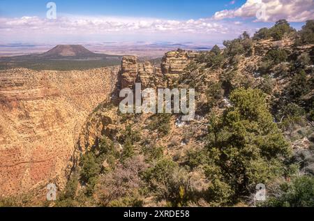 La torre di avvistamento Desert View si affaccia lungo il South Rim del Grand Canyon con Cedar Mountain e la Little Colorado River Gorge in lontananza. (USA) Foto Stock