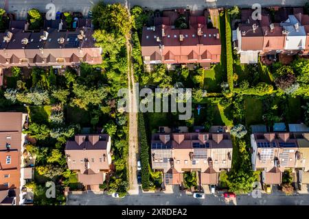 Cracovia, Polonia. 09 agosto 2024. (NOTA PER I REDATTORI: Immagine scattata con un drone) una vista aerea di un complesso residenziale di nuova costruzione nella parte settentrionale di Cracovia. Secondo il rapporto dell'Istituto economico polacco, il mercato immobiliare polacco si stabilizzerà dopo che la Polonia ha registrato uno dei maggiori aumenti dei prezzi delle abitazioni nell'UE nel 2024. I prezzi immobiliari dovrebbero stabilizzarsi a circa il 10 per cento rispetto al 2023. La Polonia è in cima alla classifica, dato che molti paesi europei hanno registrato un calo dei prezzi. Credito: SOPA Images Limited/Alamy Live News Foto Stock