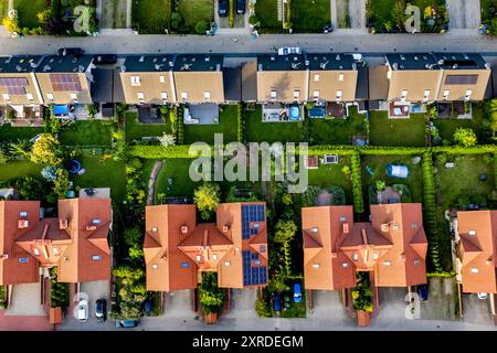 Cracovia, Polonia. 09 agosto 2024. (NOTA PER I REDATTORI: Immagine scattata con un drone) una vista aerea di un complesso residenziale di nuova costruzione nella parte settentrionale di Cracovia. Secondo il rapporto dell'Istituto economico polacco, il mercato immobiliare polacco si stabilizzerà dopo che la Polonia ha registrato uno dei maggiori aumenti dei prezzi delle abitazioni nell'UE nel 2024. I prezzi immobiliari dovrebbero stabilizzarsi a circa il 10 per cento rispetto al 2023. La Polonia è in cima alla classifica, dato che molti paesi europei hanno registrato un calo dei prezzi. (Foto di Dominika Zarzycka/SOPA Images/Sipa USA) credito: SIPA USA/Alamy Live News Foto Stock