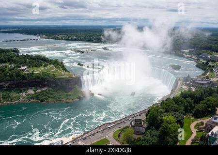 Scene delle Cascate del Niagara dalla Skylon Tower sul lato canadese delle Cascate del Niagara, Ontario, Canada. Foto Stock