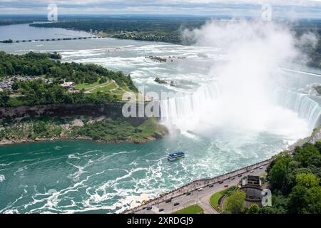 Scene delle Cascate del Niagara dalla Skylon Tower sul lato canadese delle Cascate del Niagara, Ontario, Canada. Foto Stock