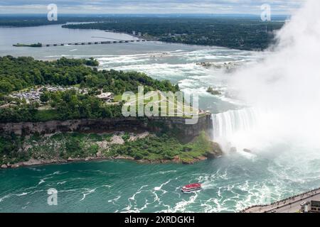 Scene delle Cascate del Niagara dalla Skylon Tower sul lato canadese delle Cascate del Niagara, Ontario, Canada. Foto Stock