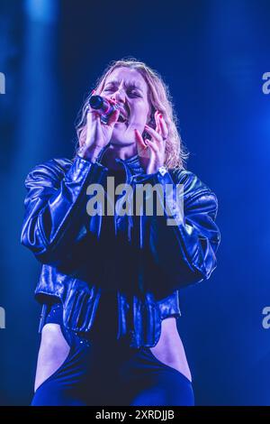 Skanderborg, Danimarca. 09 agosto 2024. Il duo synthpop svedese icona Pop esegue un concerto dal vivo durante il festival di musica danese SmukFest 2024 a Skanderborg. Credito: Gonzales Photo/Alamy Live News Foto Stock