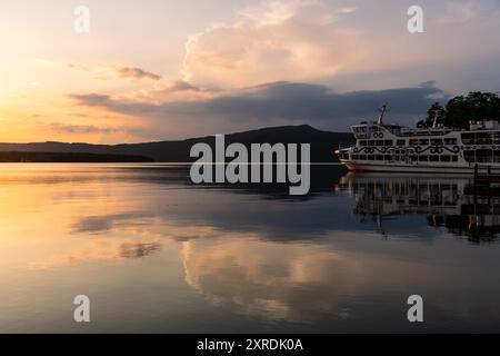 Lago Akan, Giappone: Tramonto spettacolare su una nave da crociera sul lago Akan nel Parco Nazionale Akan-Mashu a Hokkaido in estate in Giappone. Foto Stock