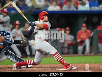 9 AGOSTO 2024: Brendan Donovan (33), esterno dei St. Louis Cardinals, guida un doppio verso il campo destro al Kauffman Stadium di Kansas City, Missouri. Jon Robichaud/CSM. (Immagine di credito: © Jon Robichaud/Cal Sport Media) Foto Stock