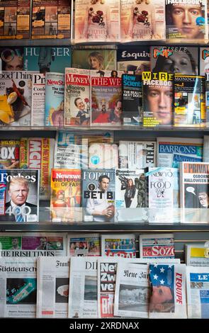 Rack per riviste con giornali e riviste internazionali. Edicola con Forbes, Wired, Esquire, Tatler, New Statesman e Bloomberg Businessweek. Foto Stock