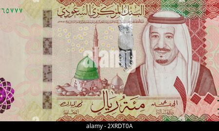 Primo piano dell'Arabia Saudita cento riyal, ritratto di banconote, cupola verde della Moschea del Profeta, Medina e ritratto di Re Salman. Foto Stock