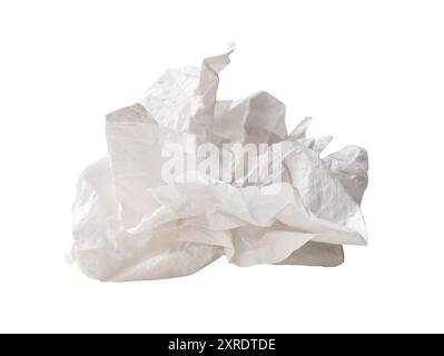 La palla di carta bianca deformata dopo l'uso viene isolata su sfondo bianco con percorso di ritaglio. Foto Stock