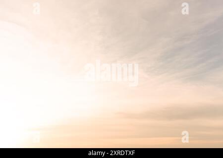 Splendido cielo arancione mattutino o serale quando tramonti o albe vengono utilizzati come sfondo naturale nelle opere d'arte decorative Foto Stock