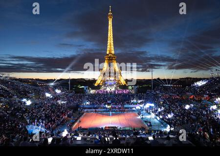 Parigi, Francia. 09 agosto 2024. Vista generale dello Stadio della Torre Eiffel al tramonto durante la partita femminile di Beach volley tra Brasile e Canada durante i Giochi Olimpici di Parigi 2024 allo Stadio della Torre Eiffel a Parigi il 9 agosto 2024. Foto di Raphael Lafargue/ABACAPRESS. COM credito: Abaca Press/Alamy Live News Foto Stock