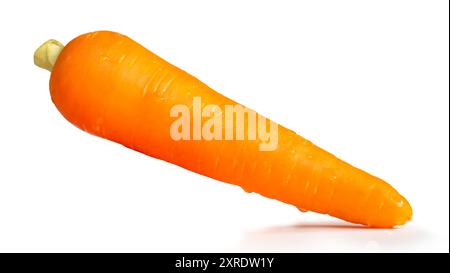 La vista laterale della radice di carota arancione è isolata su sfondo bianco con percorso di ritaglio. Foto Stock