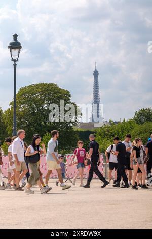 Parigi, Francia - 2 agosto 2024: Veduta dei turisti a Parigi durante i Giochi Olimpici e la Torre Eiffel sullo sfondo Foto Stock