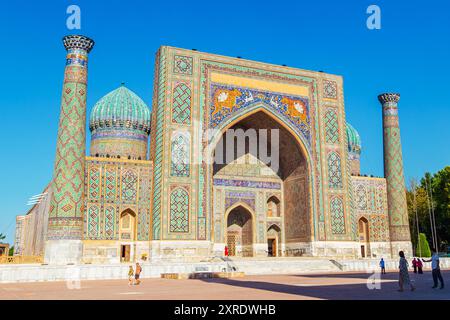 Sherdor Madrassah in Piazza Registan. Samarcanda, Uzbekistan - 20 luglio 2024. Foto Stock